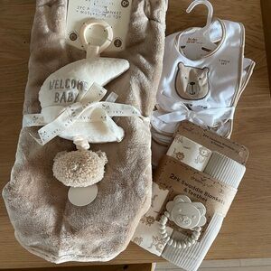Neutral Beige Baby Gift Set – Plush Blanket, Bibs & Swaddle Pack